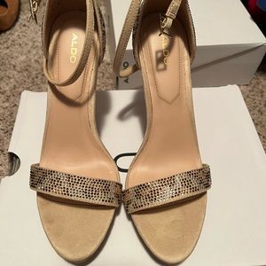 Dwerracia by Aldo faux suede bling platform 5.25” heel sandals, size 9